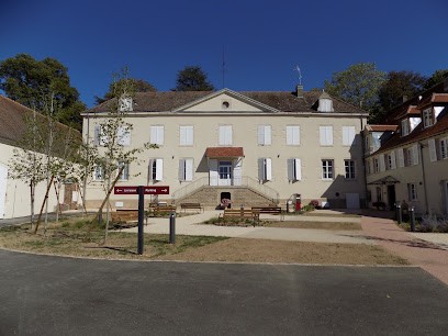 Château De Jully- Les Petits Frères Des Pauvres, Maison de Retraite à Jully-lès-Buxy