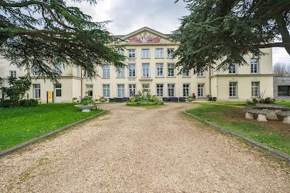 House Château Plessis Picard Retreat, Maison de Retraite à Réau